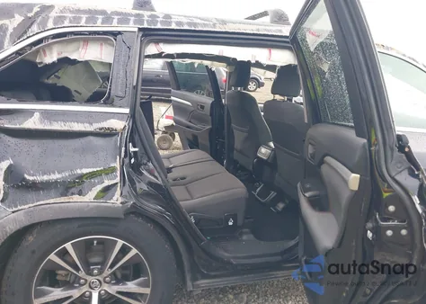 2018 Toyota Highlander Le z USA, uszkodzony, nr VIN 5TDBZRFH2JS861971